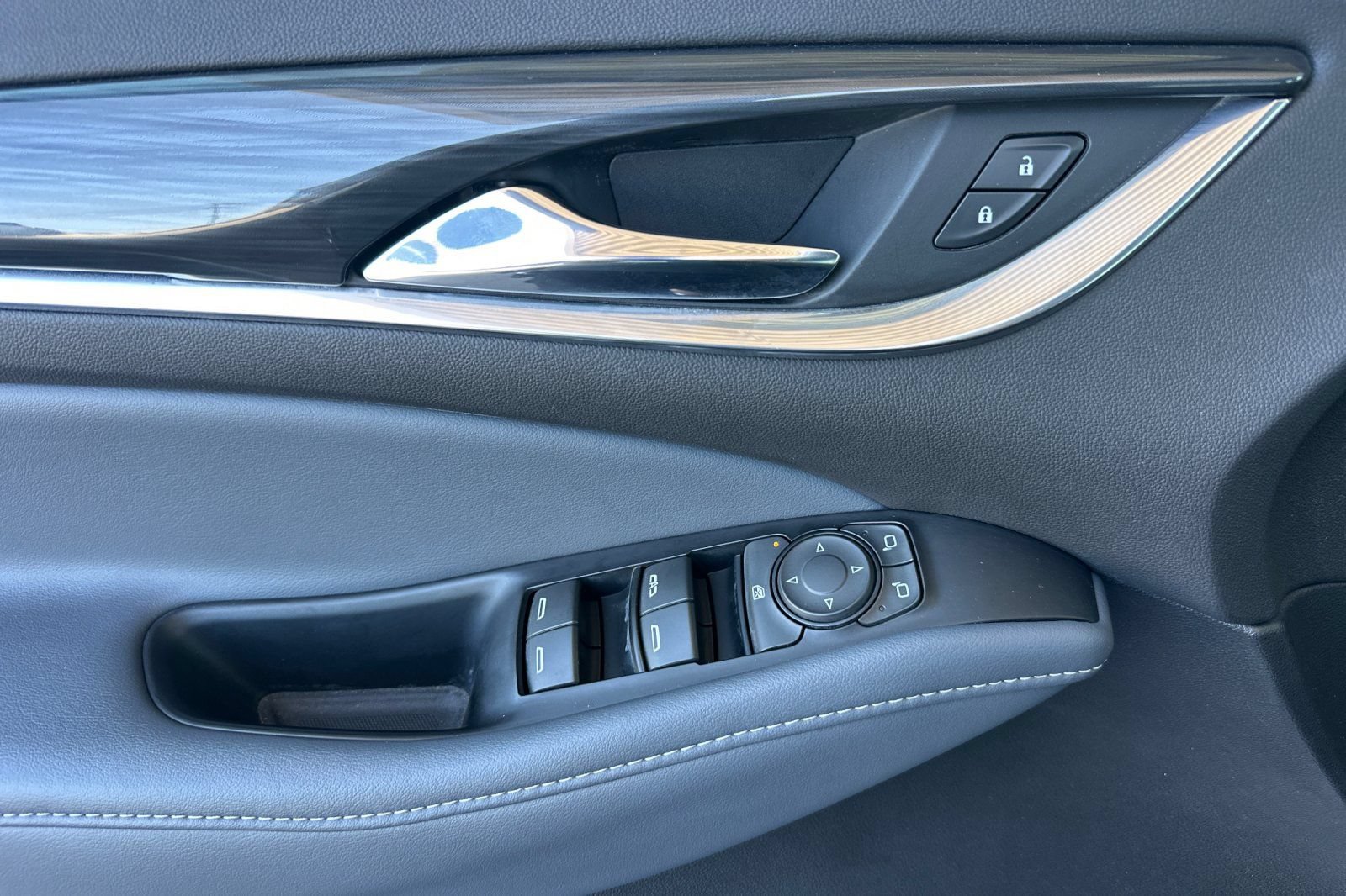 Used 2023 Buick Enclave Essence FWD image 11