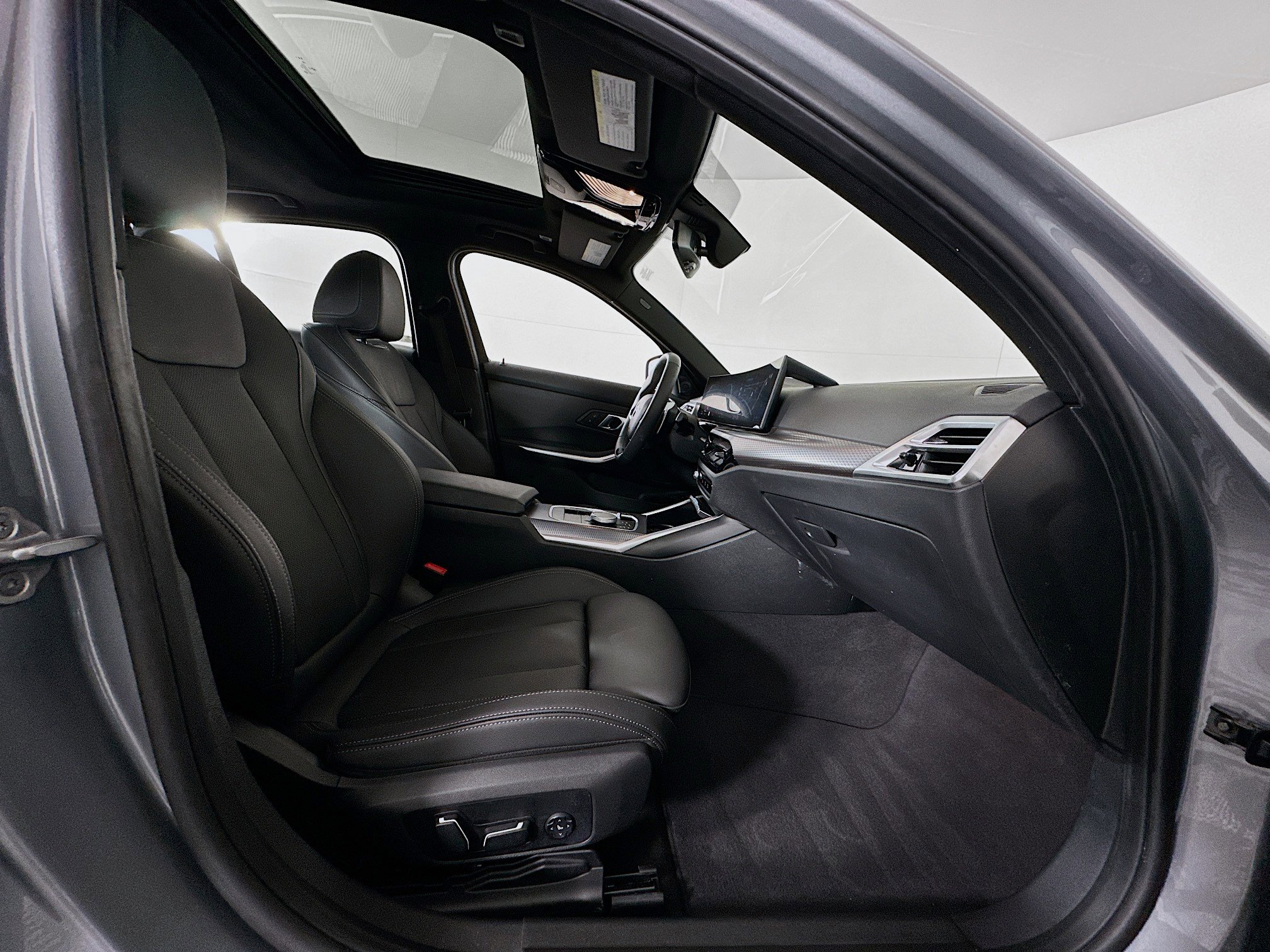 Used 2025 BMW 330i xDrive Sedan w/ Convenience Package image 33