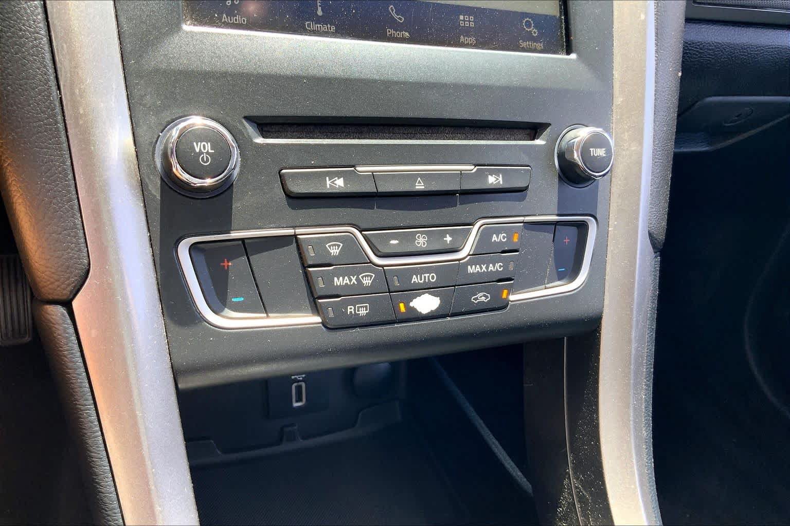 Used 2018 Ford Fusion SE w/ Fusion SE Technology Package FWD image 31