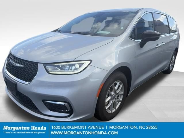 Used 2024 Chrysler Pacifica Touring-L FWD image 3