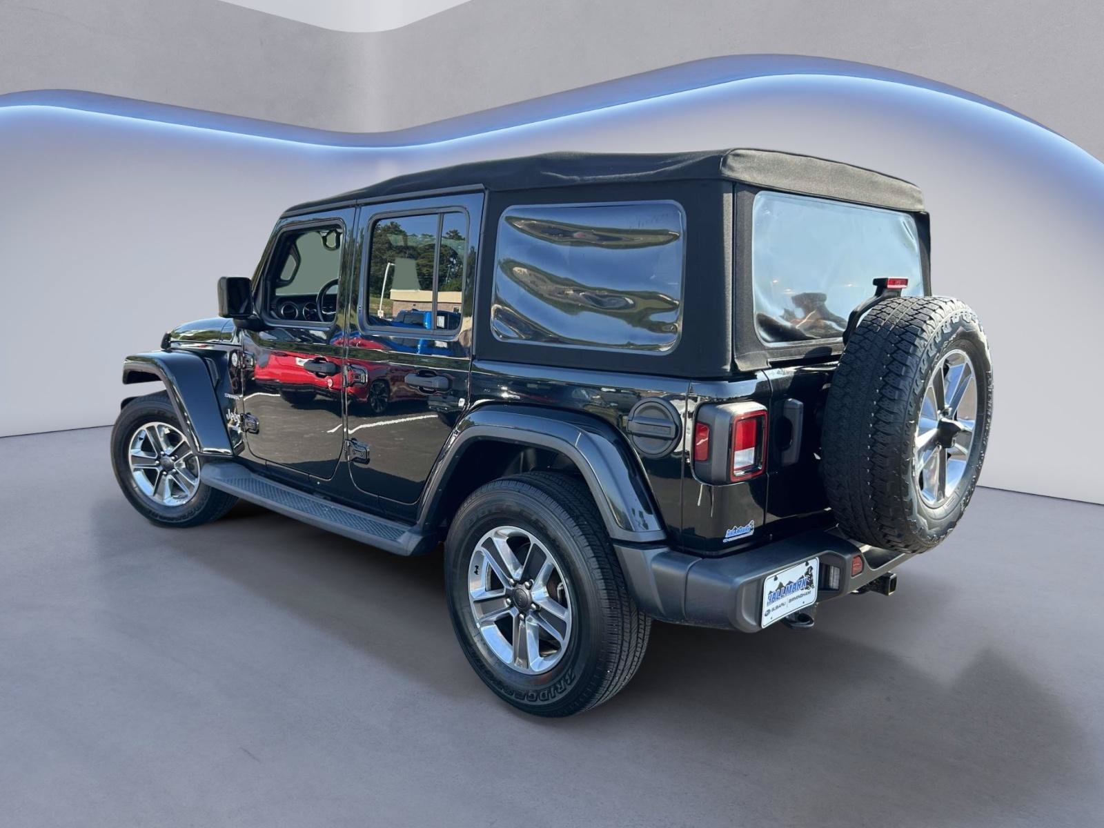 Used 2020 Jeep Wrangler Unlimited Sahara w/ Cold Weather Group AWD/4WD image 4