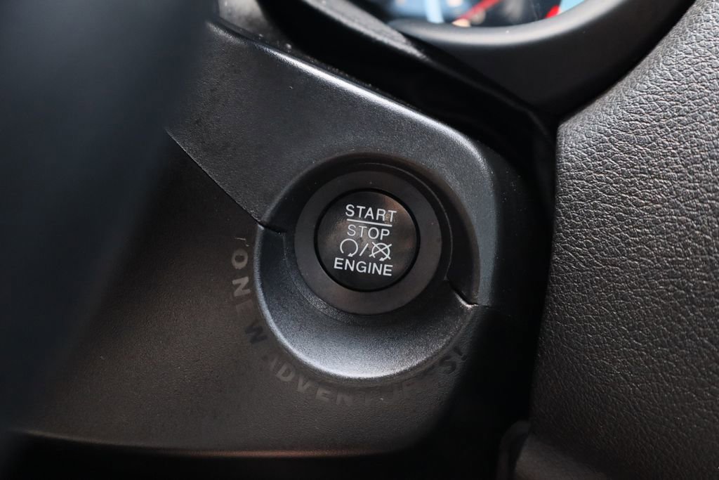 Used 2017 Jeep Renegade Latitude FWD image 19