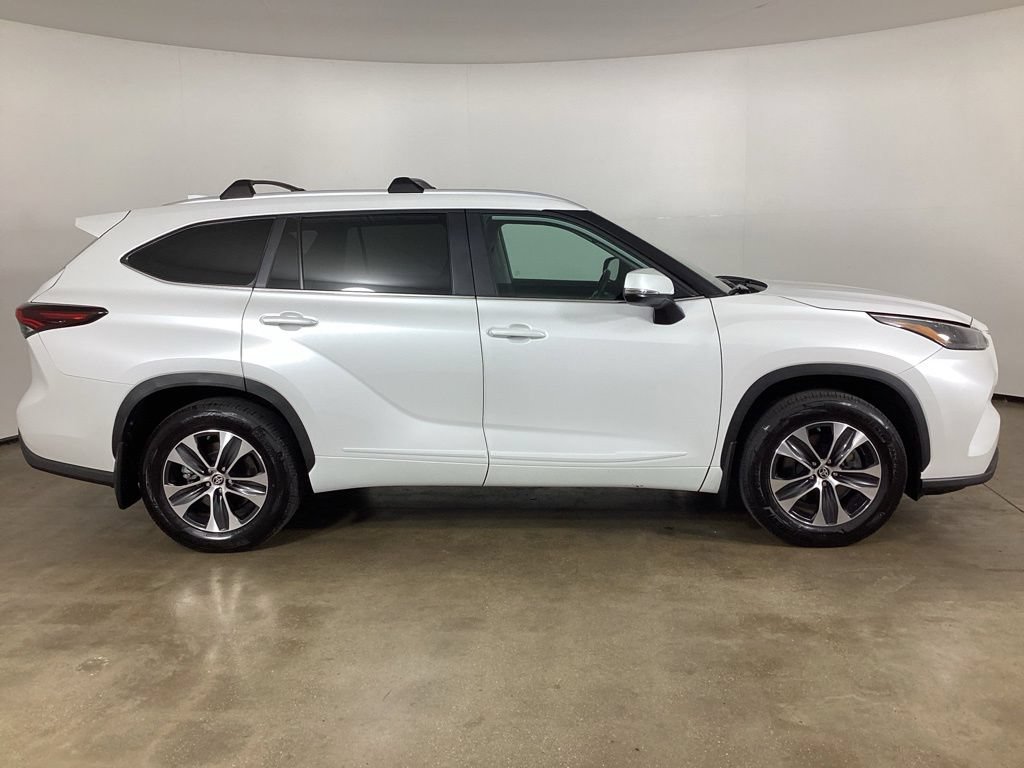 Used 2025 Toyota Highlander XLE AWD/4WD image 4