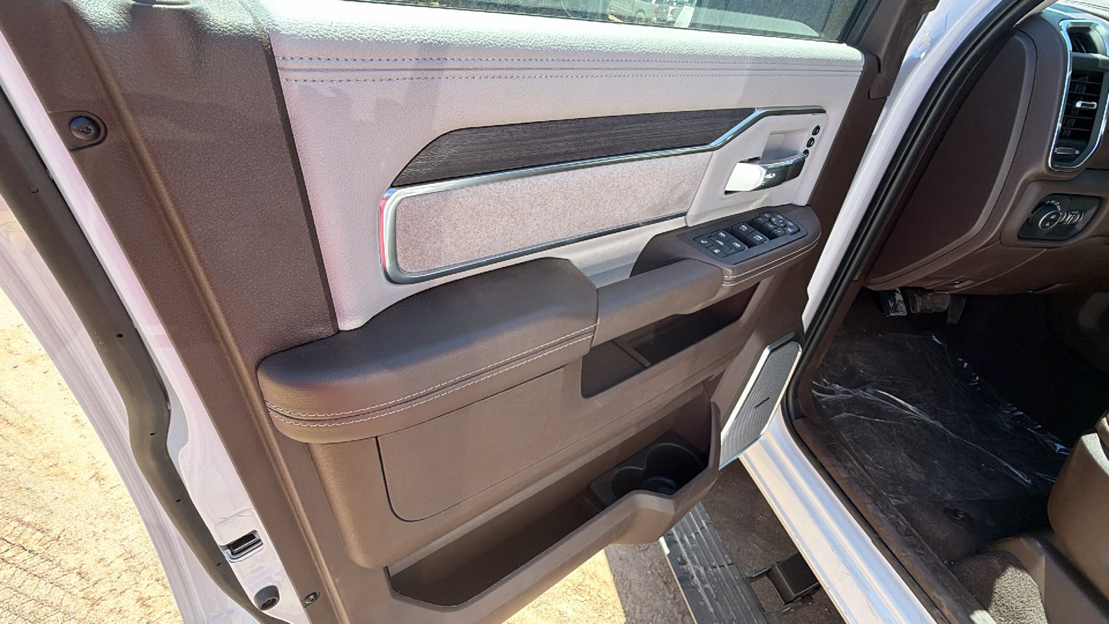 New 2026 RAM 2500 Laramie AWD/4WD image 14