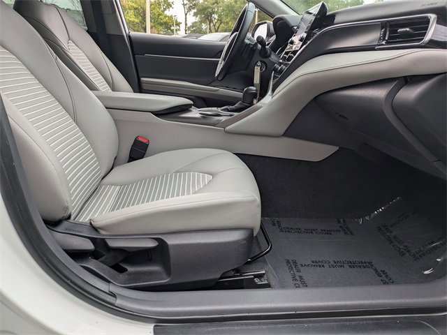 Used 2023 Toyota Camry SE image 3