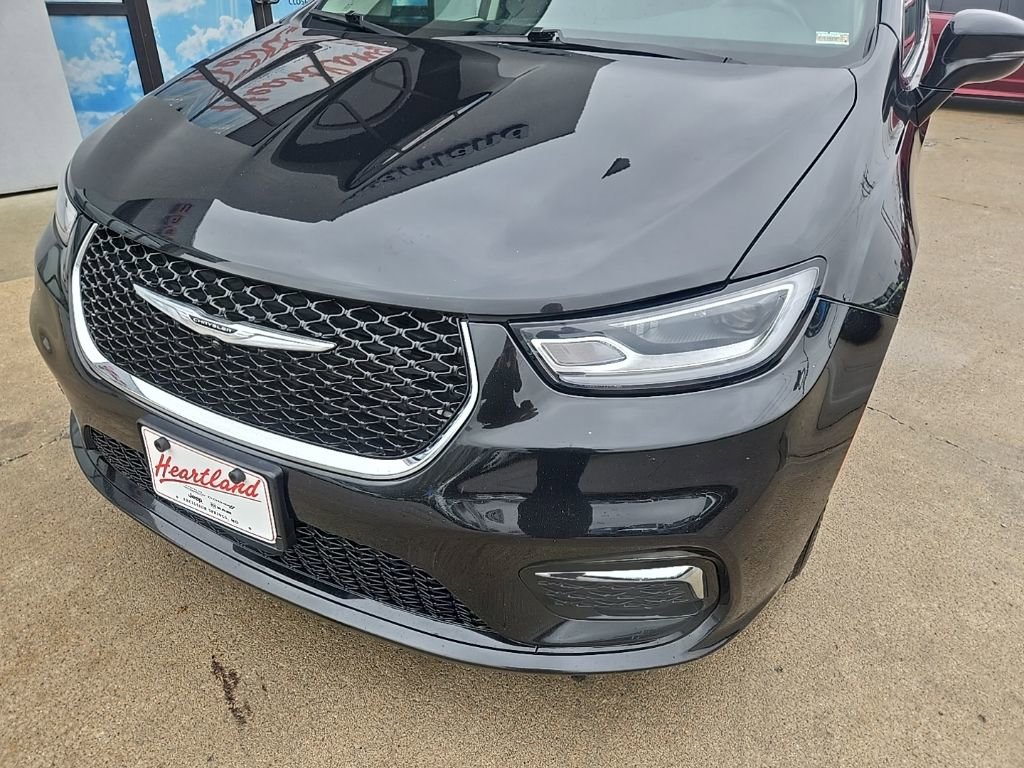 Used 2024 Chrysler Pacifica Touring-L image 16