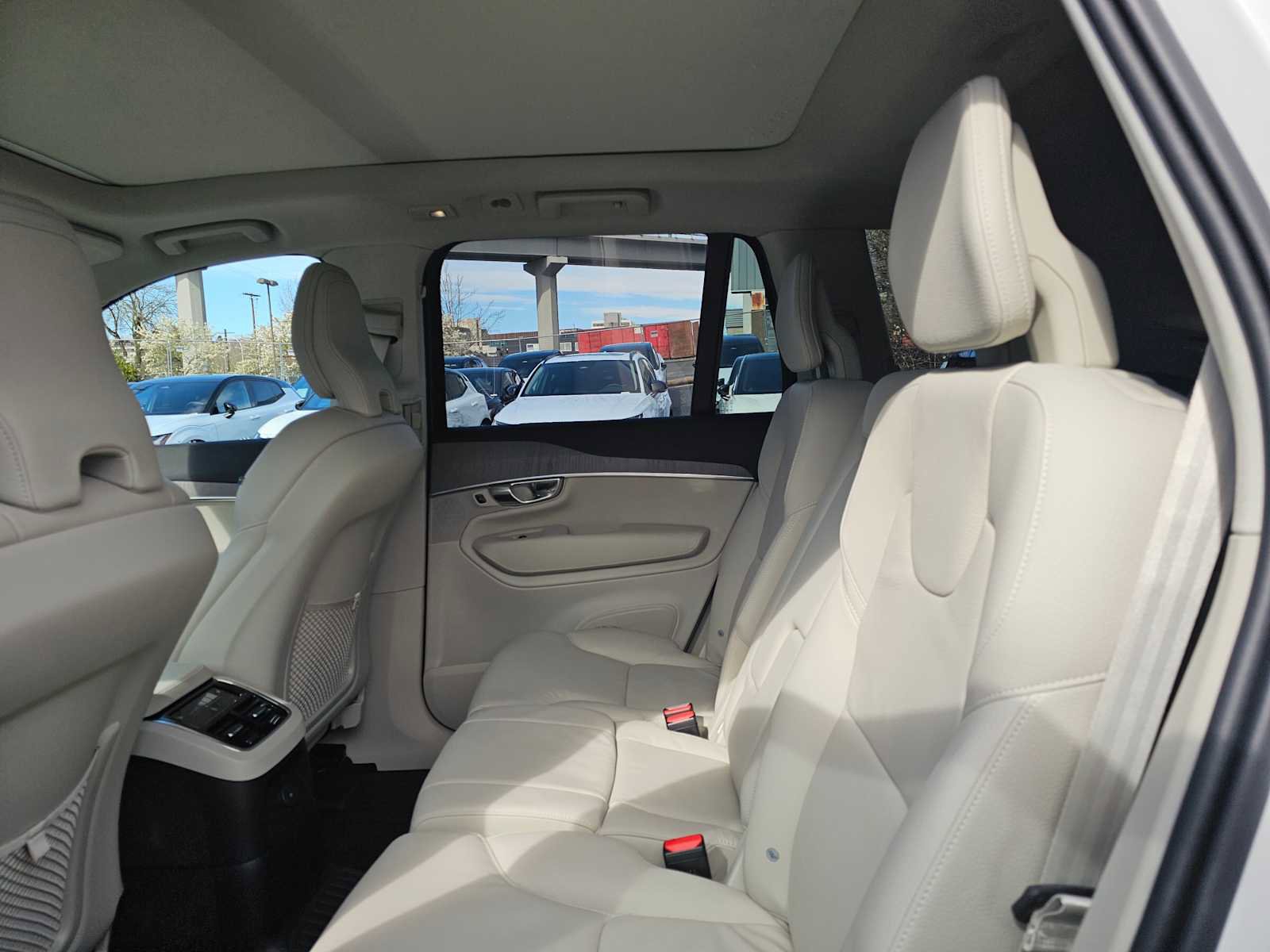 Used 2025 Volvo XC90 T8 Plus w/ Protection Package Premier image 19