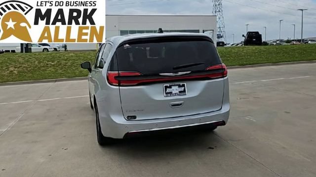 Used 2024 Chrysler Pacifica Touring-L FWD image 7