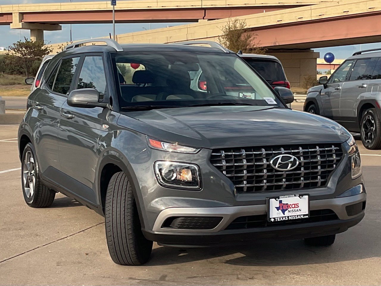 Used 2025 Hyundai Venue SEL FWD image 3