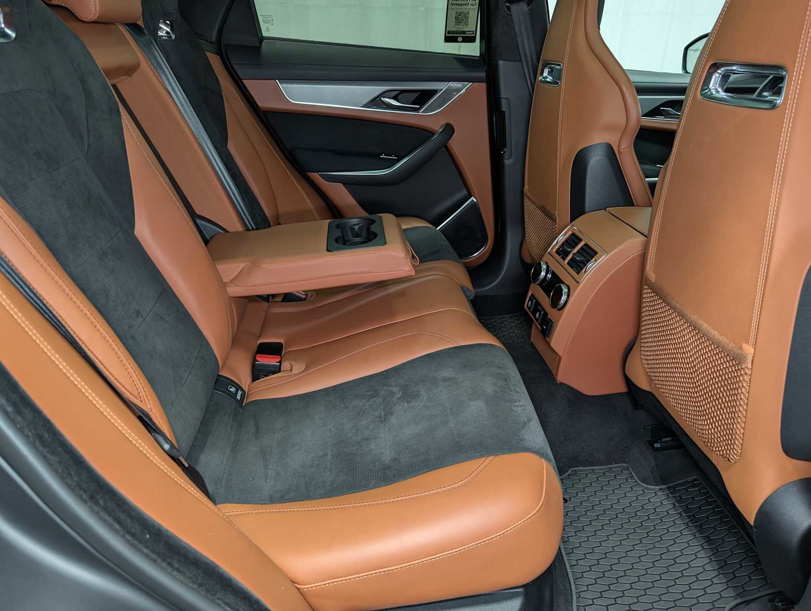 Used 2021 Jaguar F-PACE SVR image 40