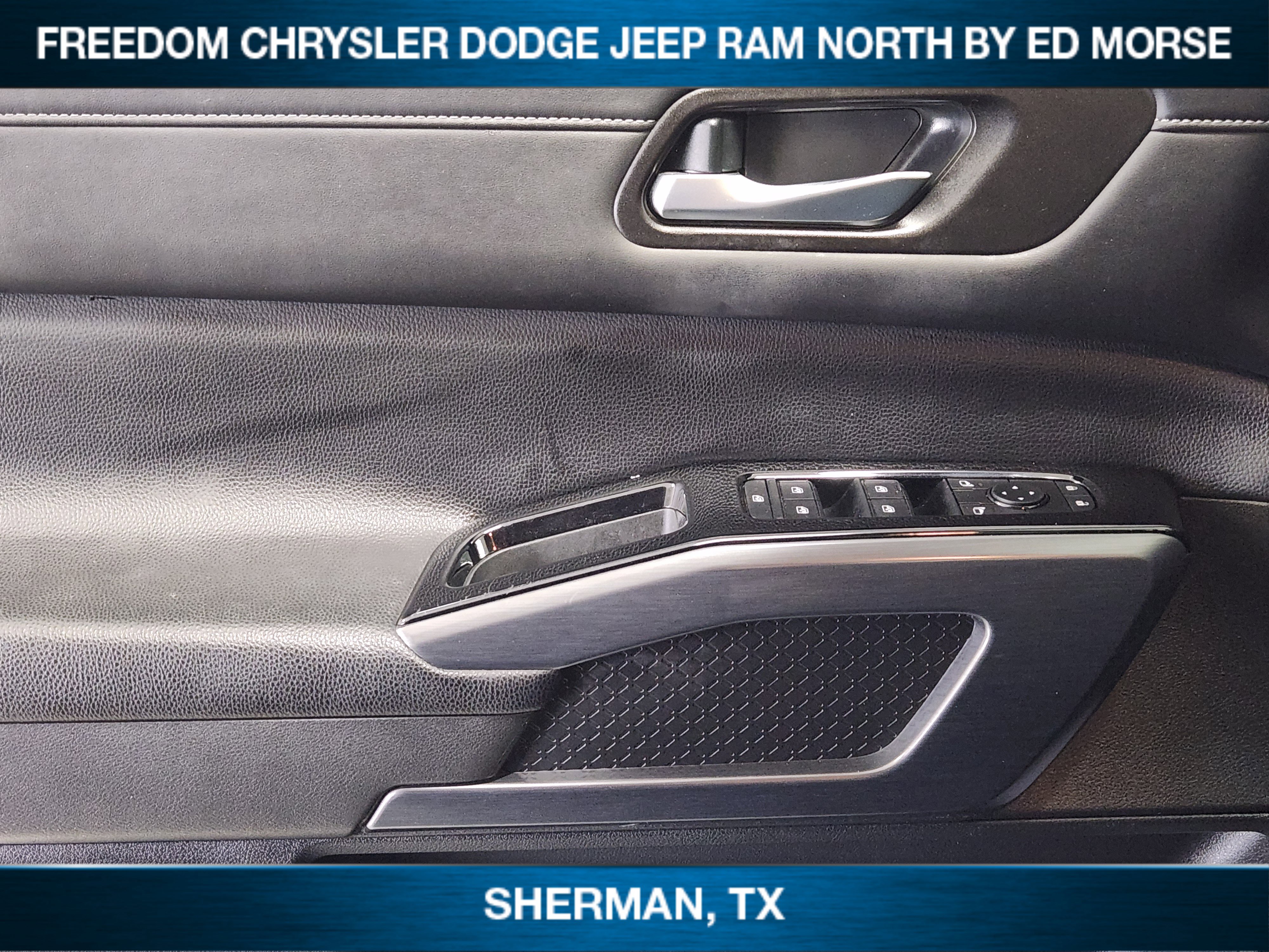 Used 2023 Nissan Pathfinder SL w/ Black Appearance Package FWD image 18
