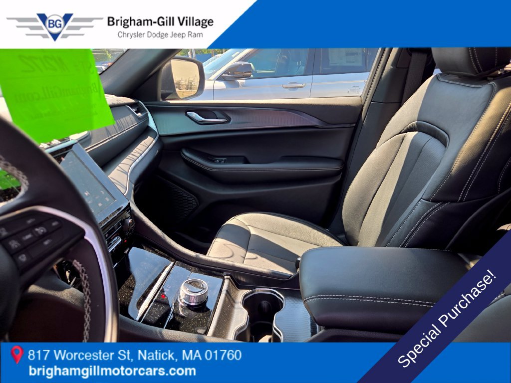 Used 2025 Jeep Grand Cherokee Laredo X w/ Luxury Tech Group I AWD/4WD image 13