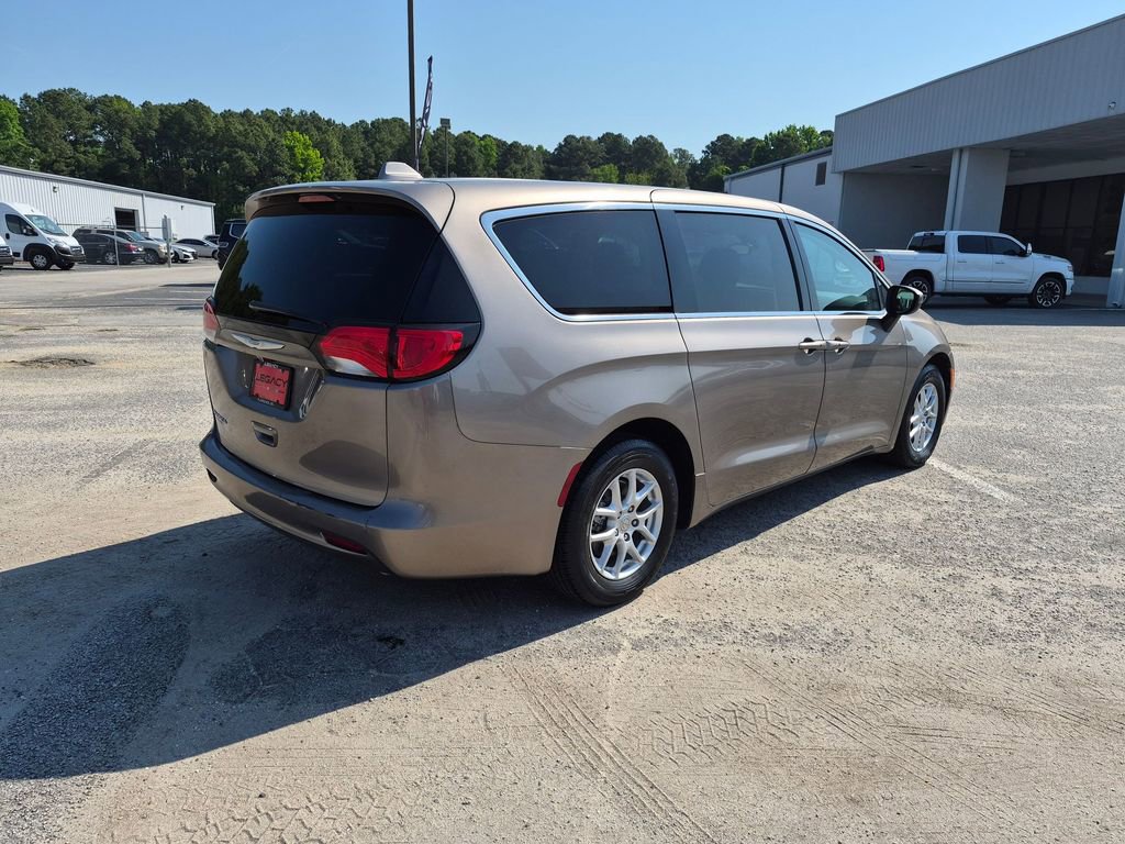 Used 2017 Chrysler Pacifica Touring FWD image 3