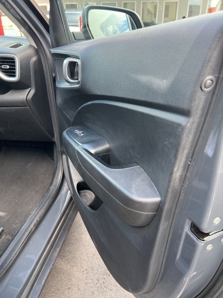 Used 2023 Hyundai Venue SE image 13