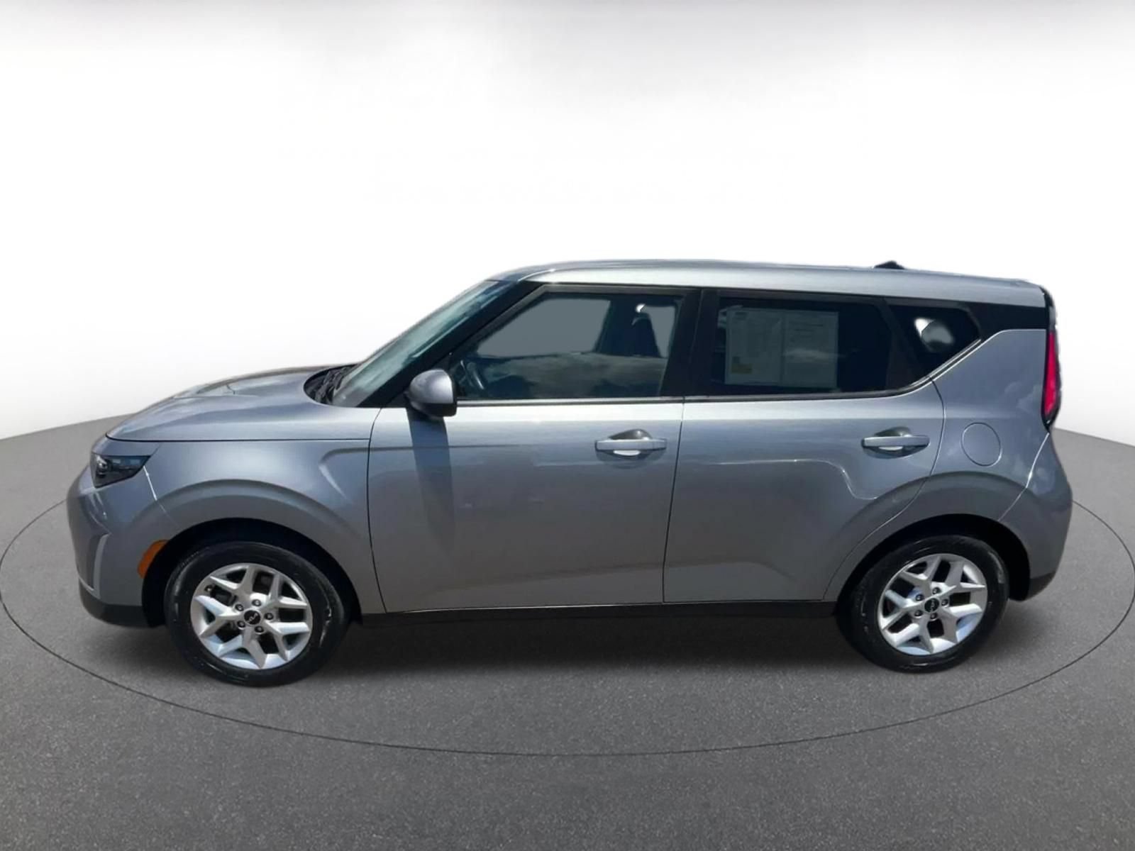 Used 2025 Kia Soul LX w/ LX Technology Package FWD image 8