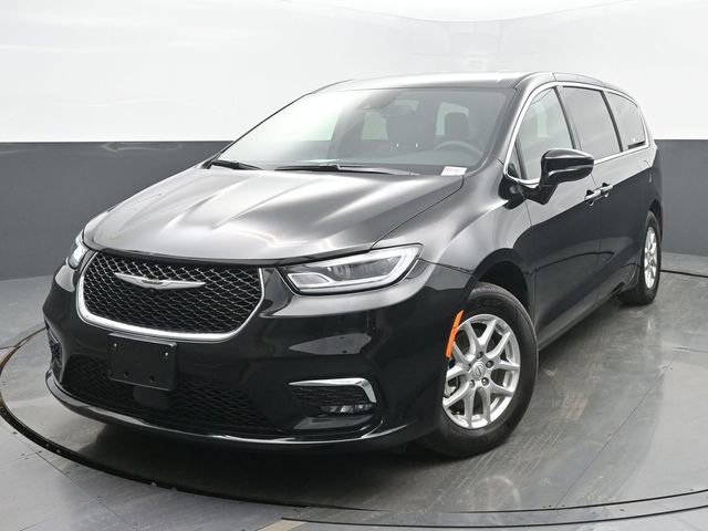 Used 2025 Chrysler Pacifica Select