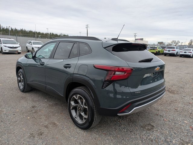 Used 2025 Chevrolet Trax LT w/ LT Convenience Package image 8