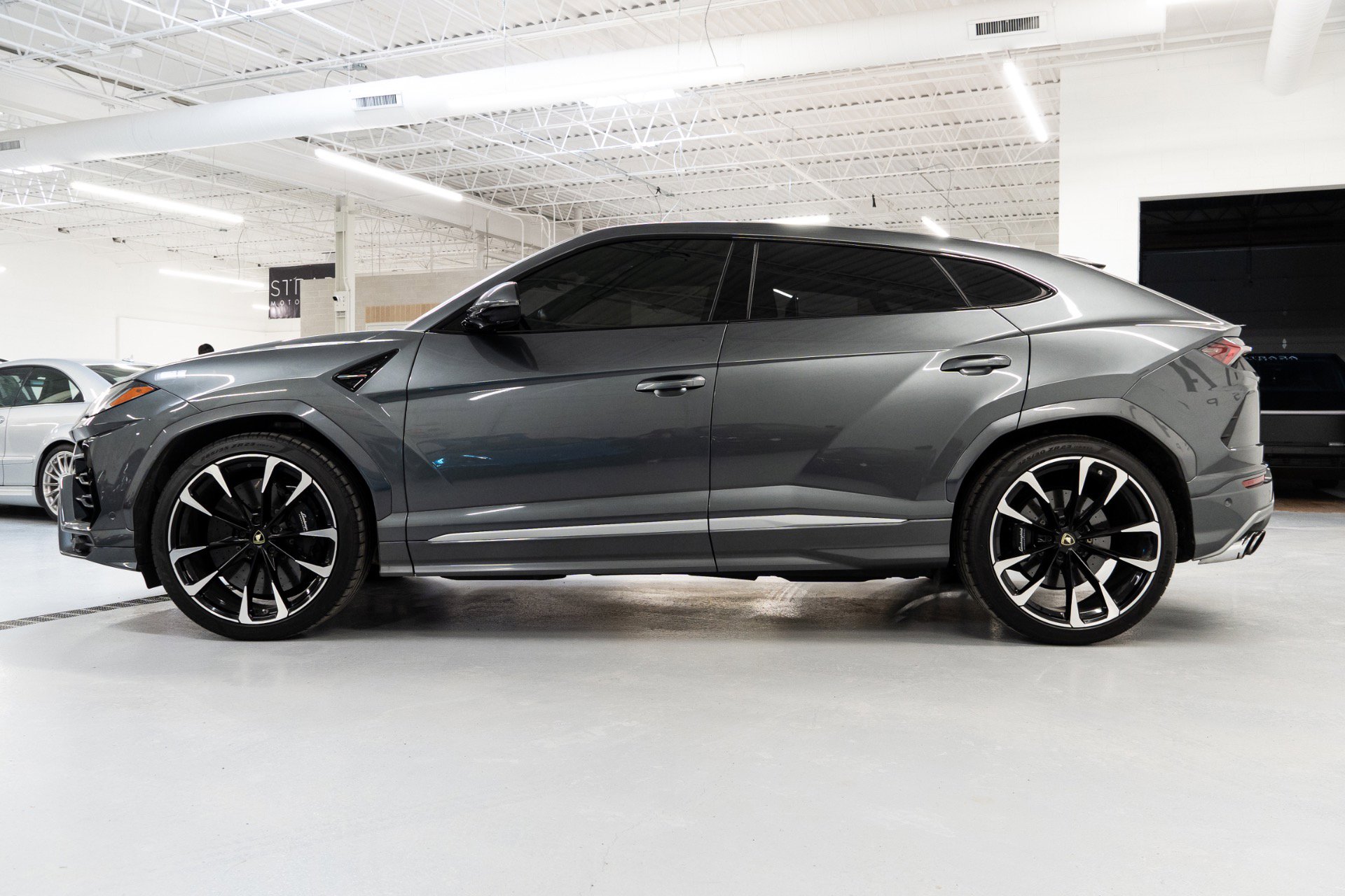 Used 2019 Lamborghini Urus image 6
