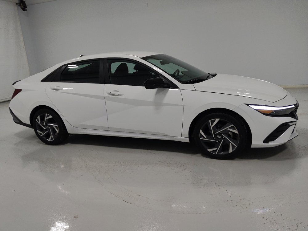Used 2025 Hyundai Elantra Sport FWD image 11