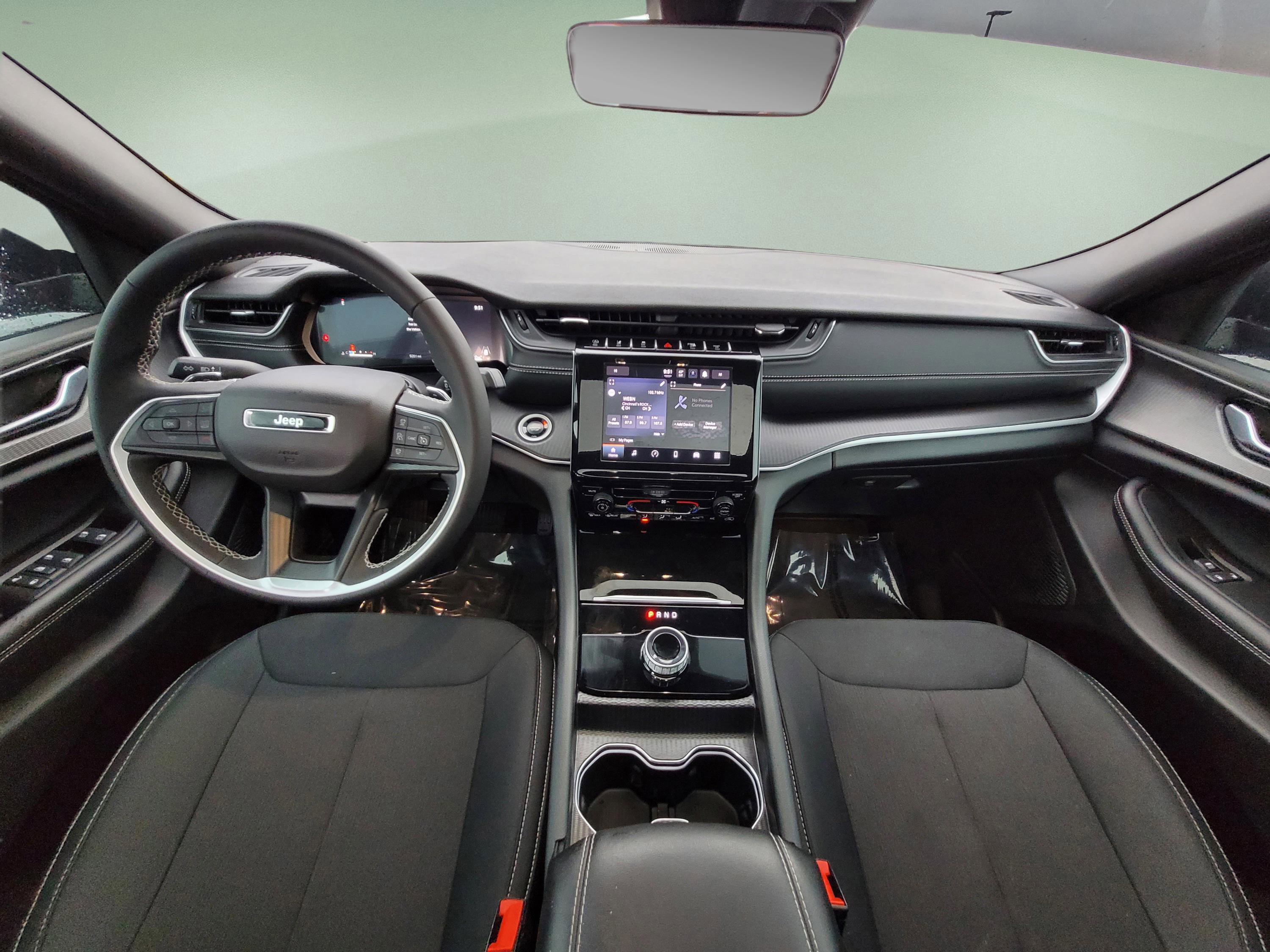 Used 2025 Jeep Grand Cherokee Laredo X image 15