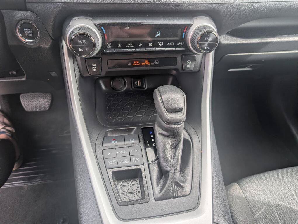 Used 2025 Toyota RAV4 XLE AWD/4WD image 15