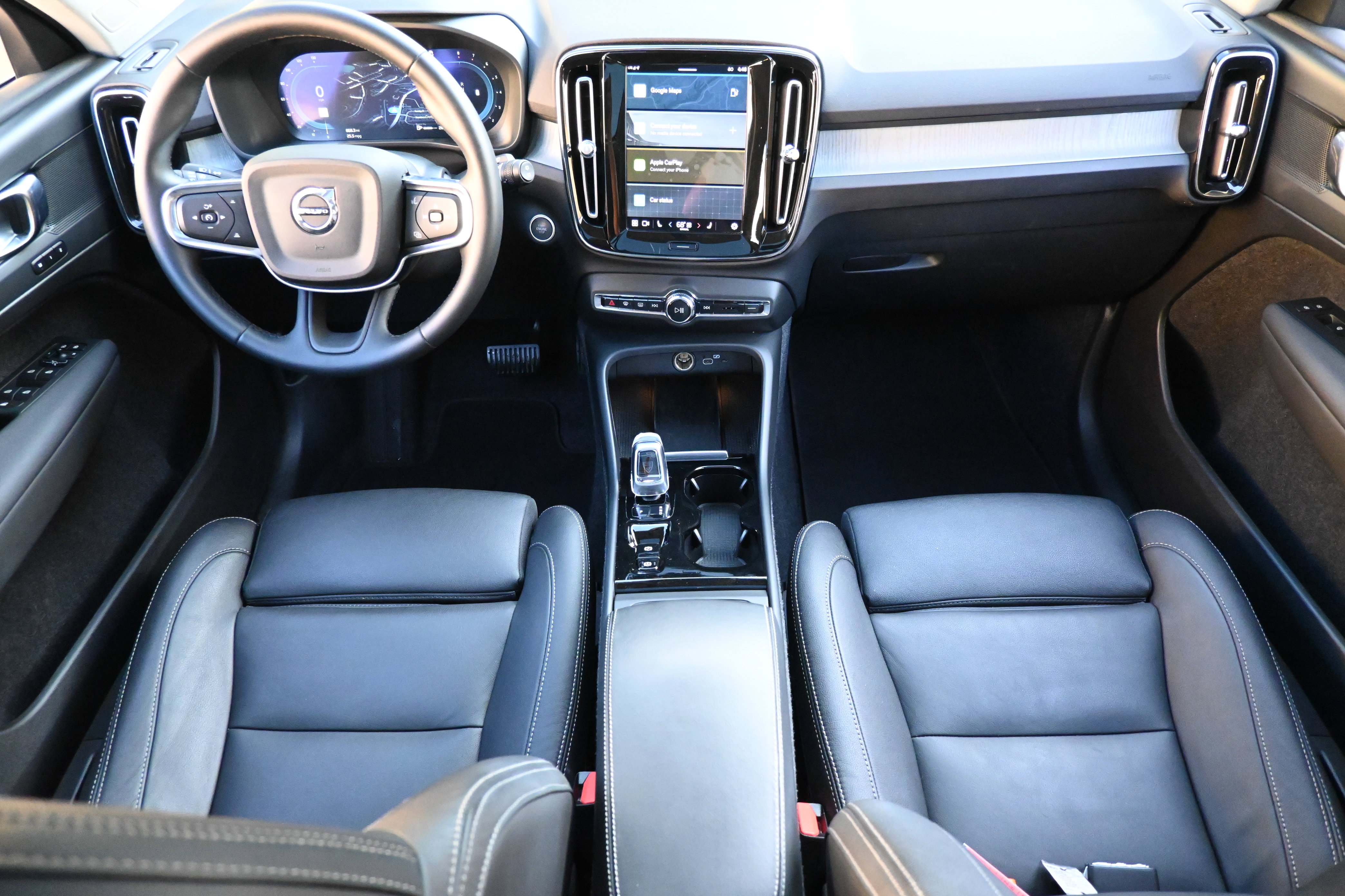 Used 2025 Volvo XC40 B5 Plus image 24