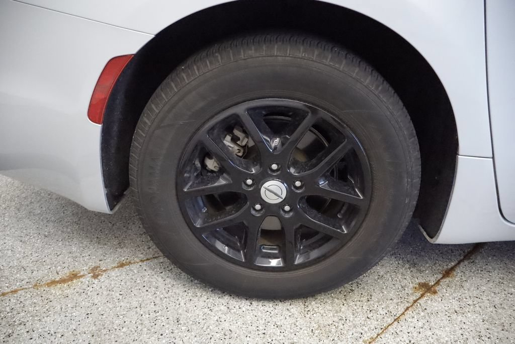 Certified 2024 Chrysler Pacifica Touring-L FWD image 11