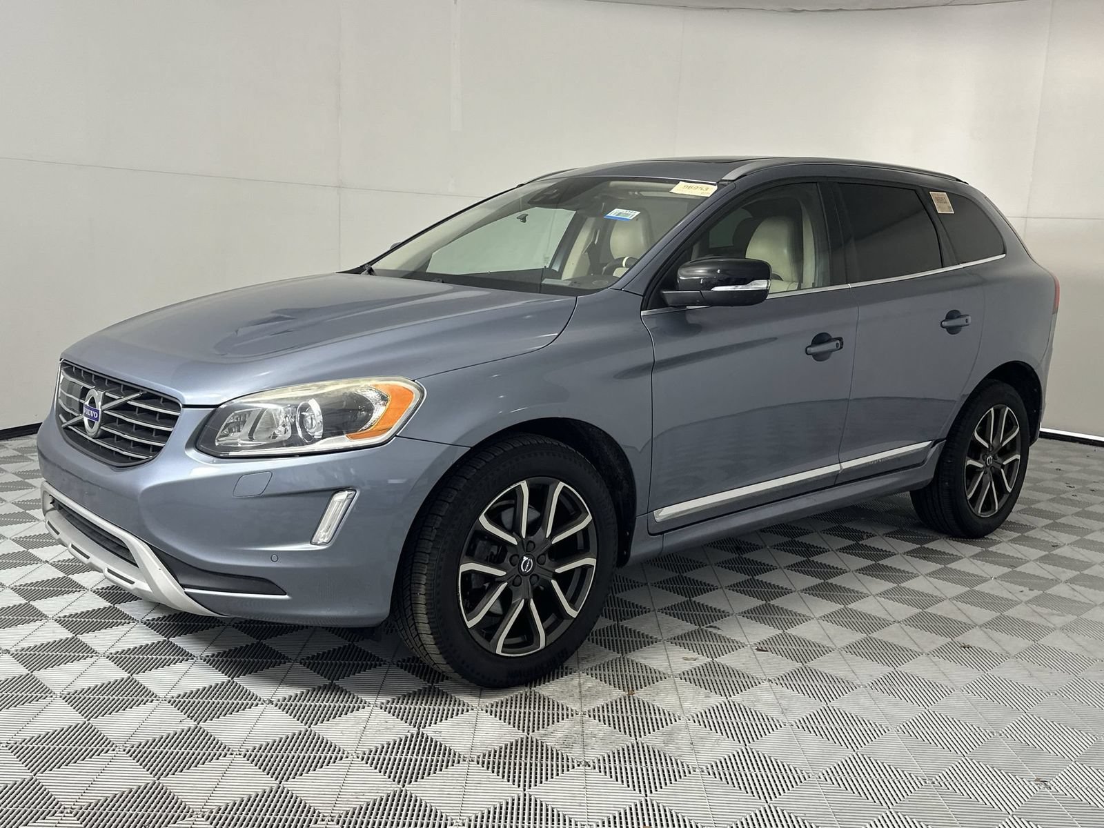Used 2017 Volvo XC60 T6 Dynamic w/ Advanced Package AWD/4WD image 4