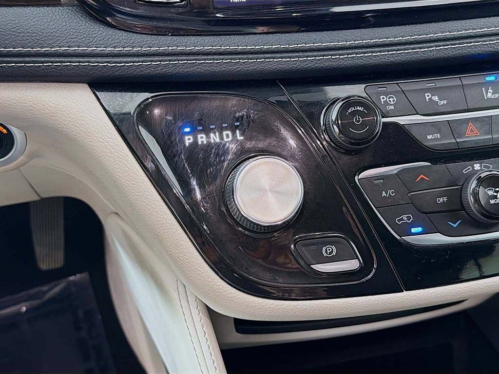 Used 2023 Chrysler Pacifica Limited w/ Uconnect Theater Family Group FWD image 45