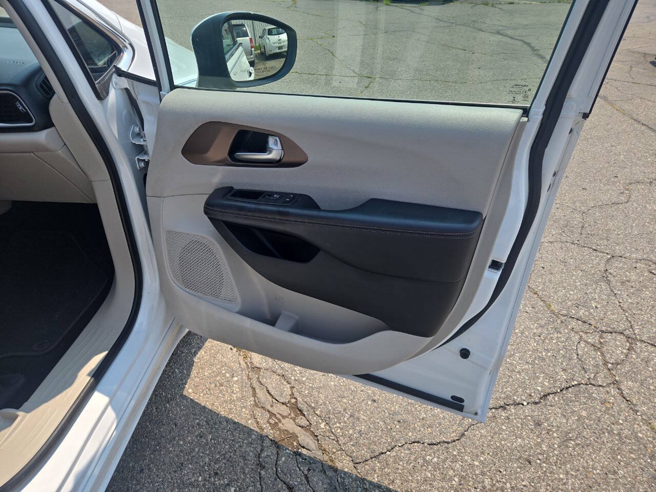 Used 2017 Chrysler Pacifica LX FWD image 33