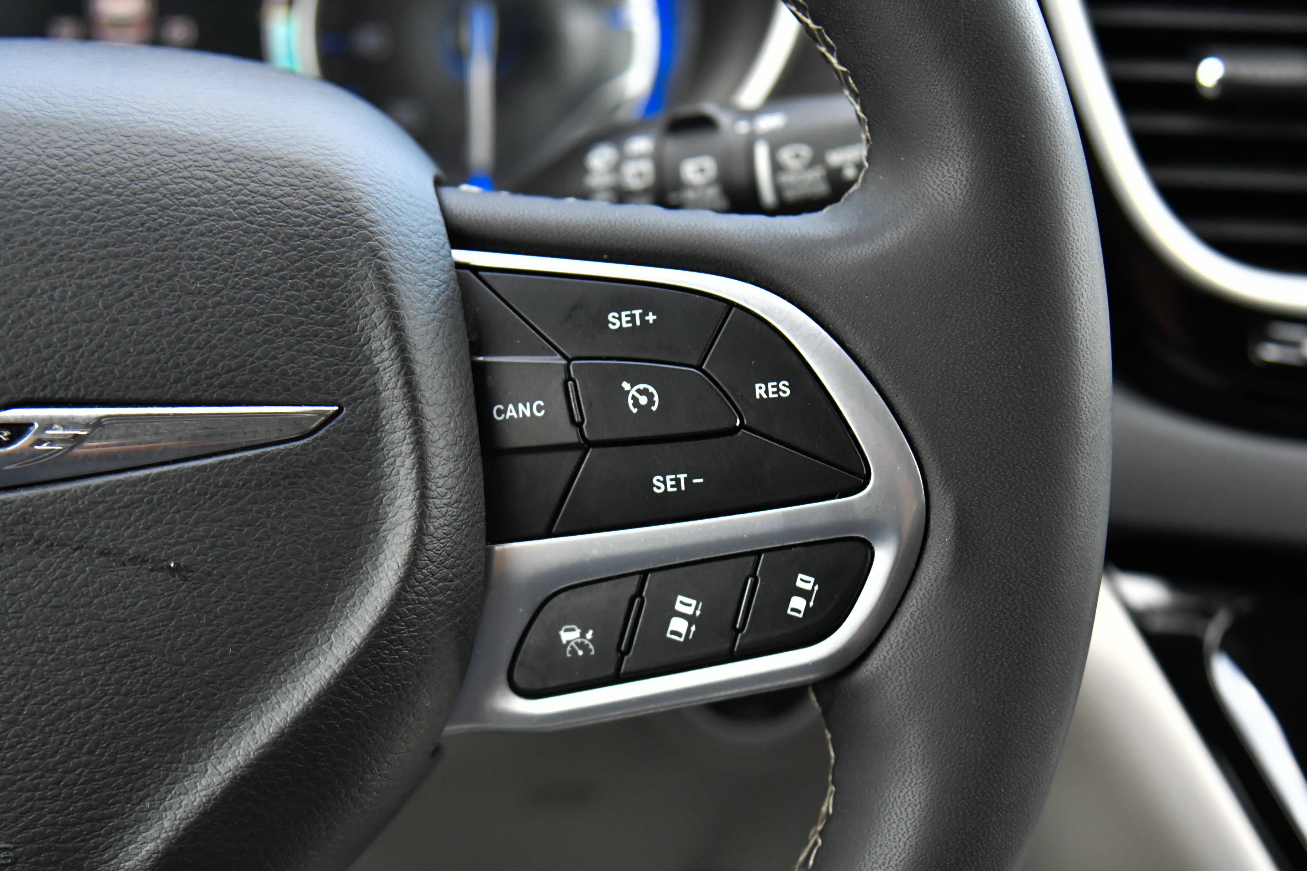 Used 2023 Chrysler Pacifica Touring-L FWD image 32