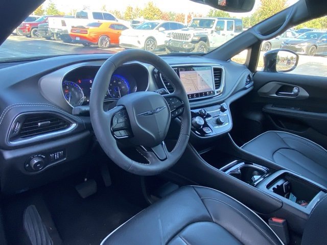 Used 2024 Chrysler Pacifica Limited w/ S Appearance Package image 12