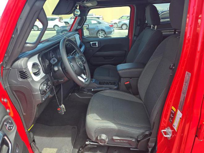 Used 2025 Jeep Wrangler Unlimited Sahara w/ Safety Group image 15