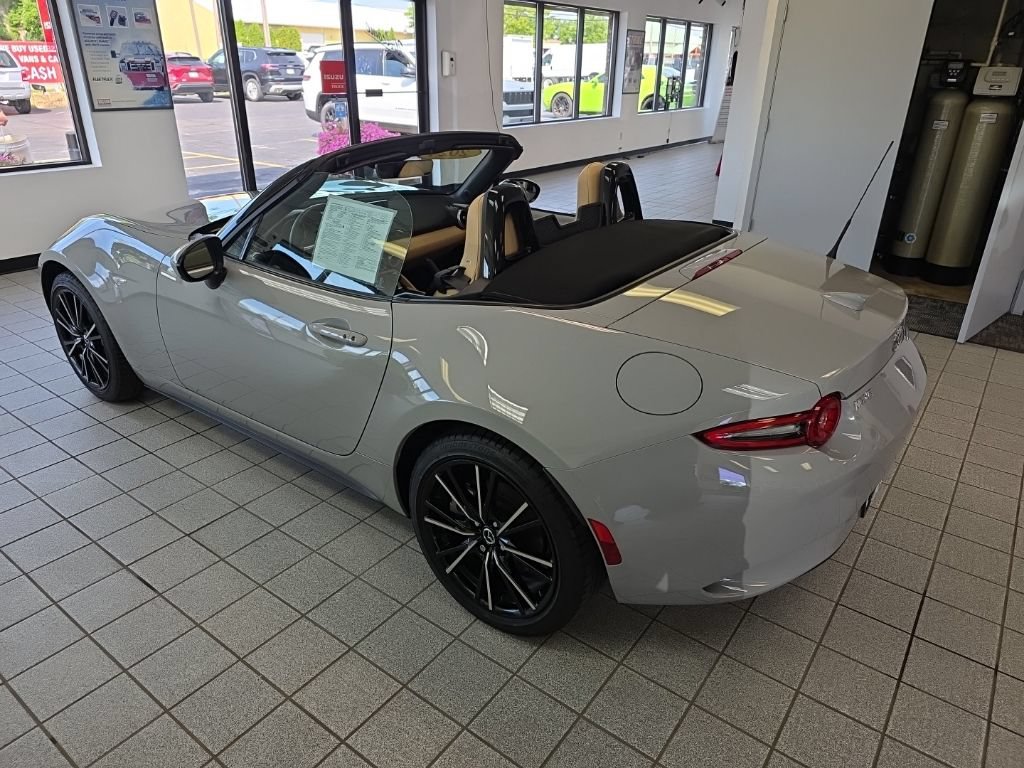 Used 2024 MAZDA MX-5 Miata Grand Touring w/ Weather Package RWD image 3