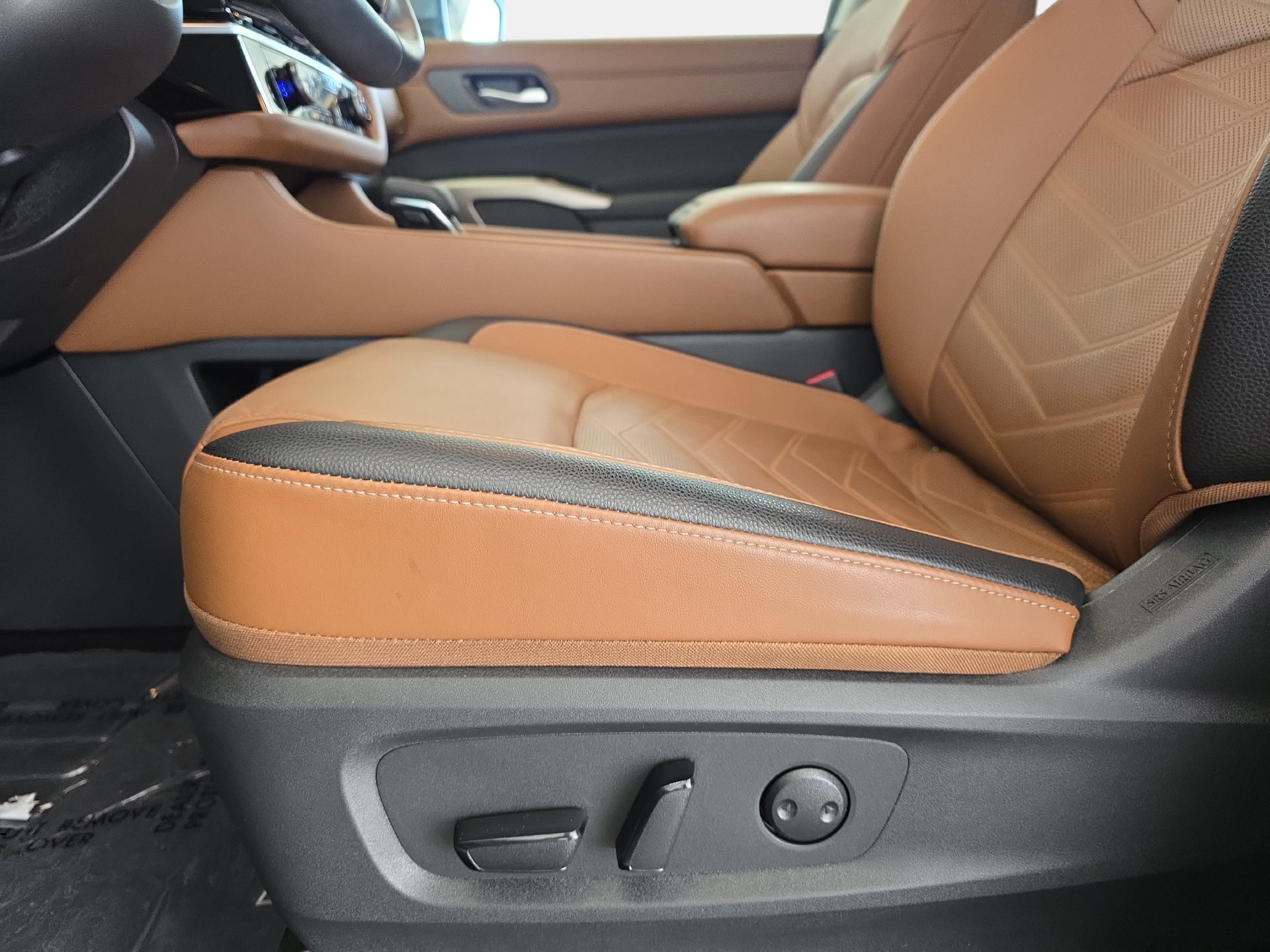 Used 2025 Nissan Pathfinder Platinum w/ Cargo Package FWD image 28