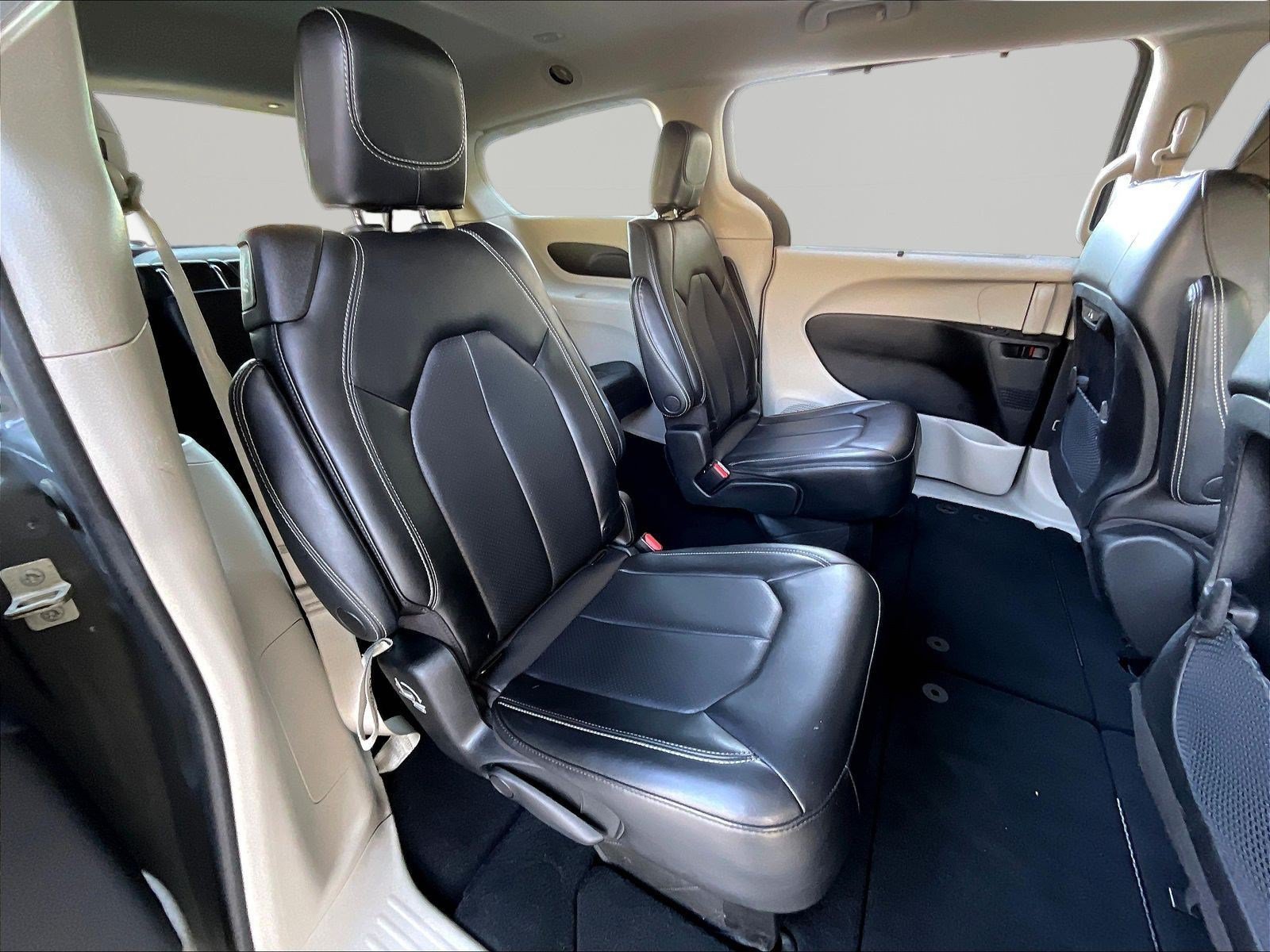 Used 2023 Chrysler Pacifica Touring-L FWD image 24