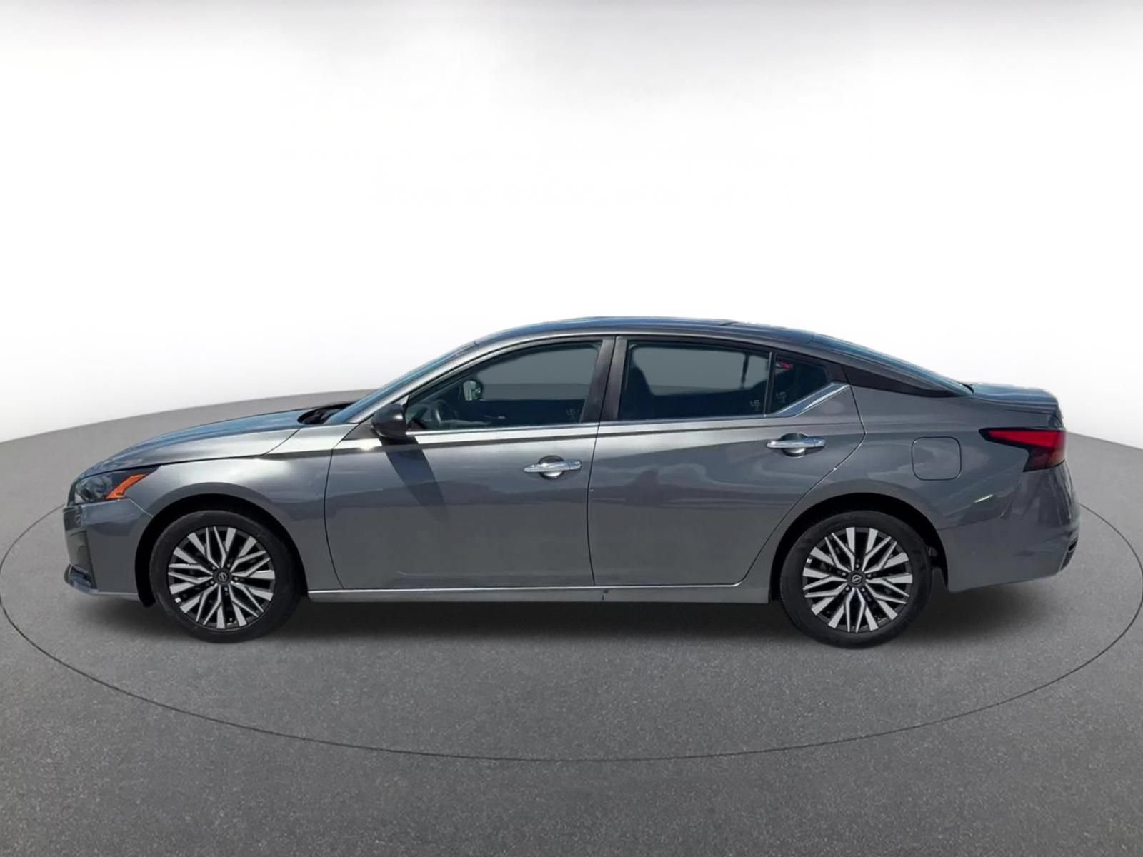 Used 2025 Nissan Altima 2.5 SV FWD image 9