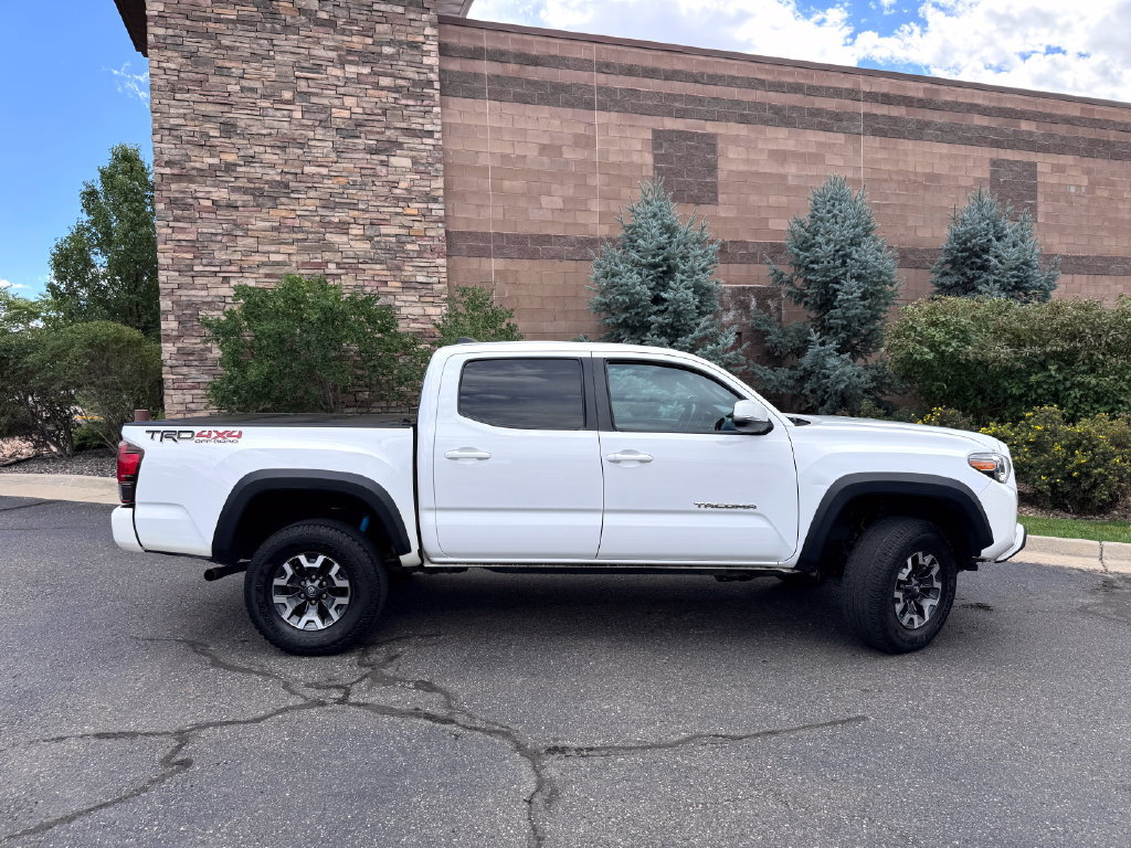 Used 2018 Toyota Tacoma TRD Off-Road w/ Technology Package AWD/4WD image 5