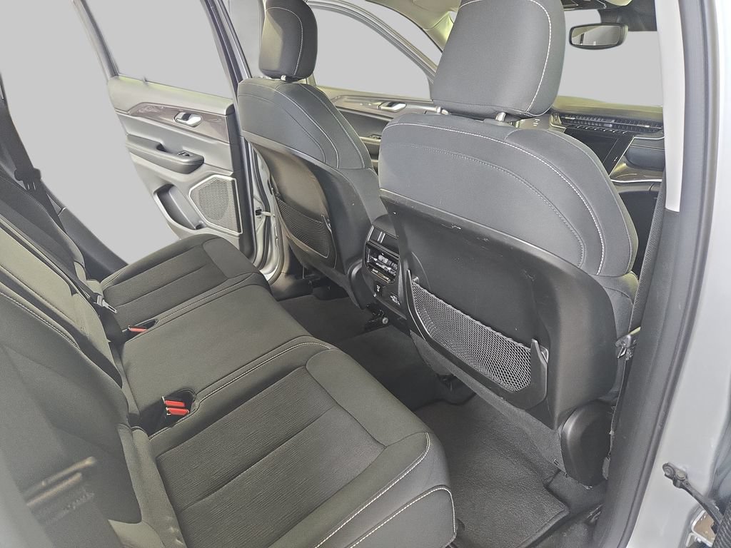 Used 2022 Jeep Grand Cherokee Laredo w/ Luxury Tech Group I AWD/4WD image 13