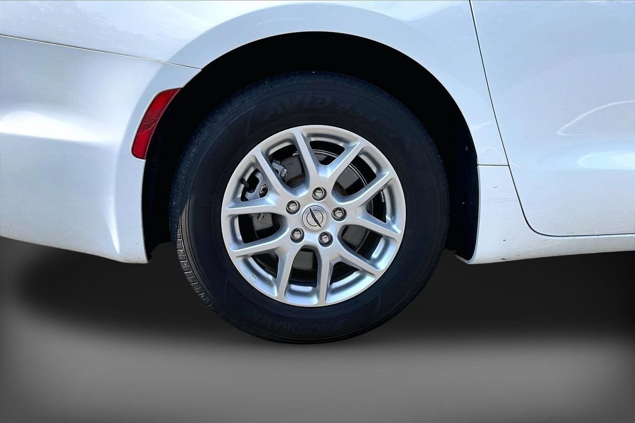 Used 2024 Chrysler Pacifica Touring-L FWD image 35