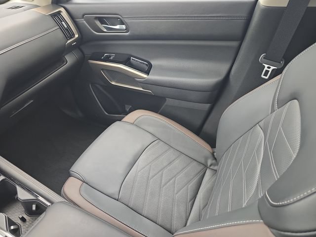 Certified 2025 Nissan Pathfinder Platinum w/ Cargo Package AWD/4WD image 16