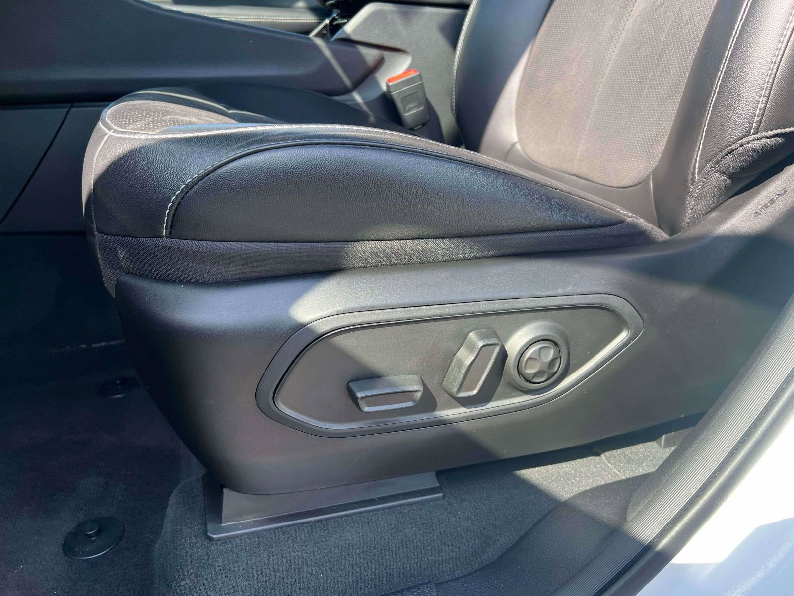 Used 2023 Jeep Grand Cherokee Altitude AWD/4WD image 22