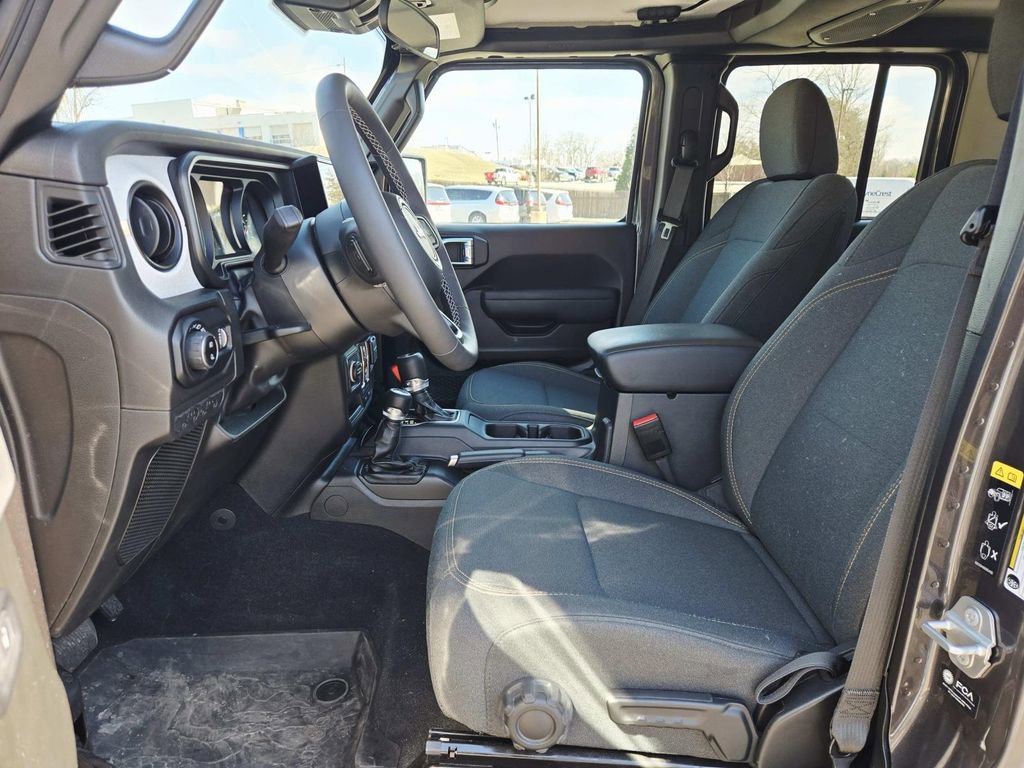 Certified 2025 Jeep Gladiator Sport AWD/4WD image 11