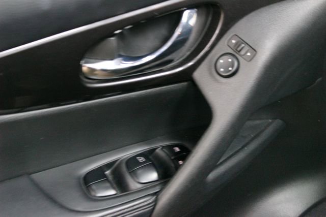 Used 2018 Nissan Rogue SV AWD/4WD image 12