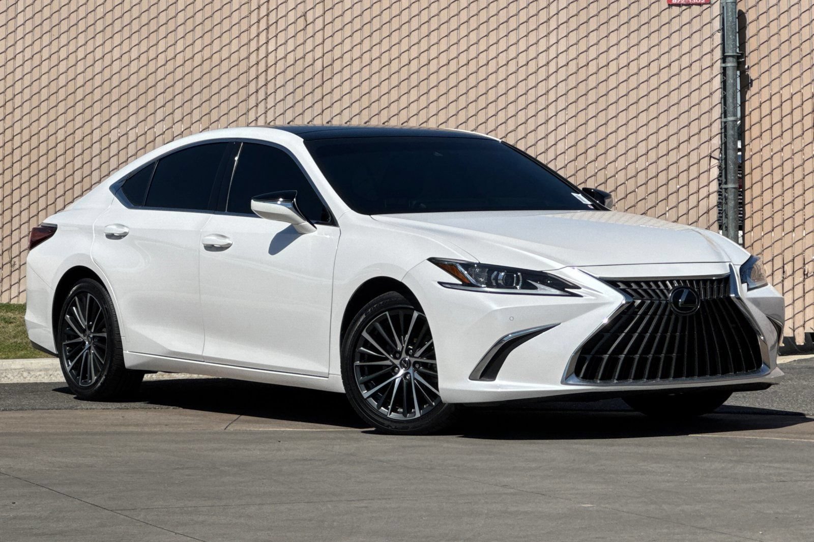 Used 2025 Lexus ES 350 w/ Premium Package FWD image 2