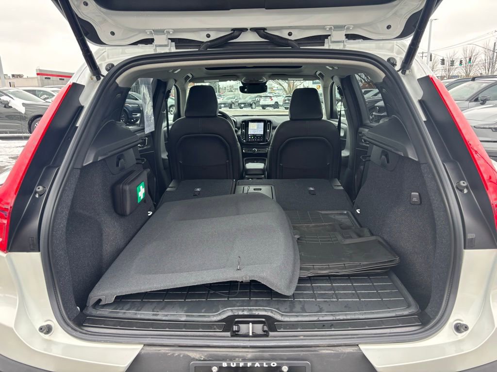 Certified 2026 Volvo XC40 B5 Plus w/ Protection Package Premier image 27