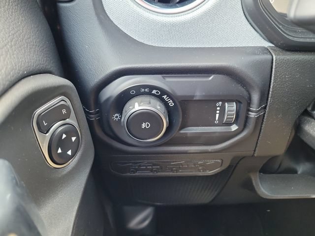 Used 2025 Jeep Wrangler Unlimited Sahara AWD/4WD image 21