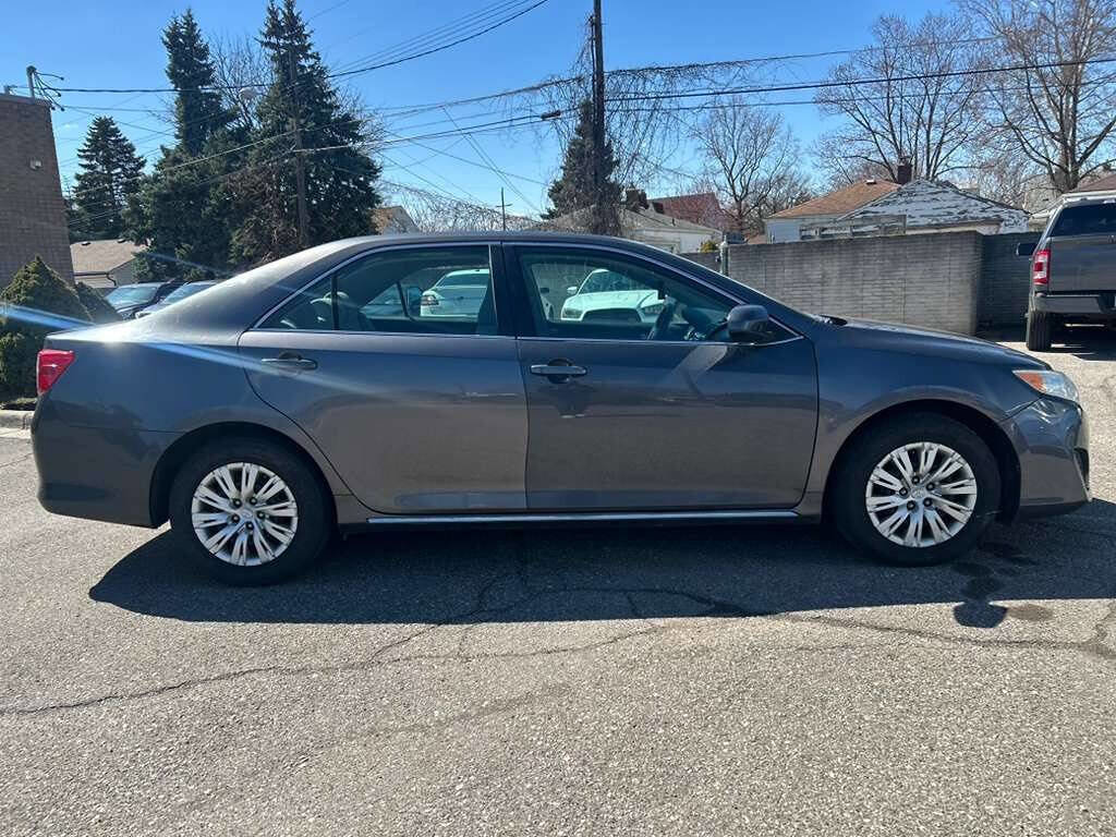 Used 2014 Toyota Camry LE image 4