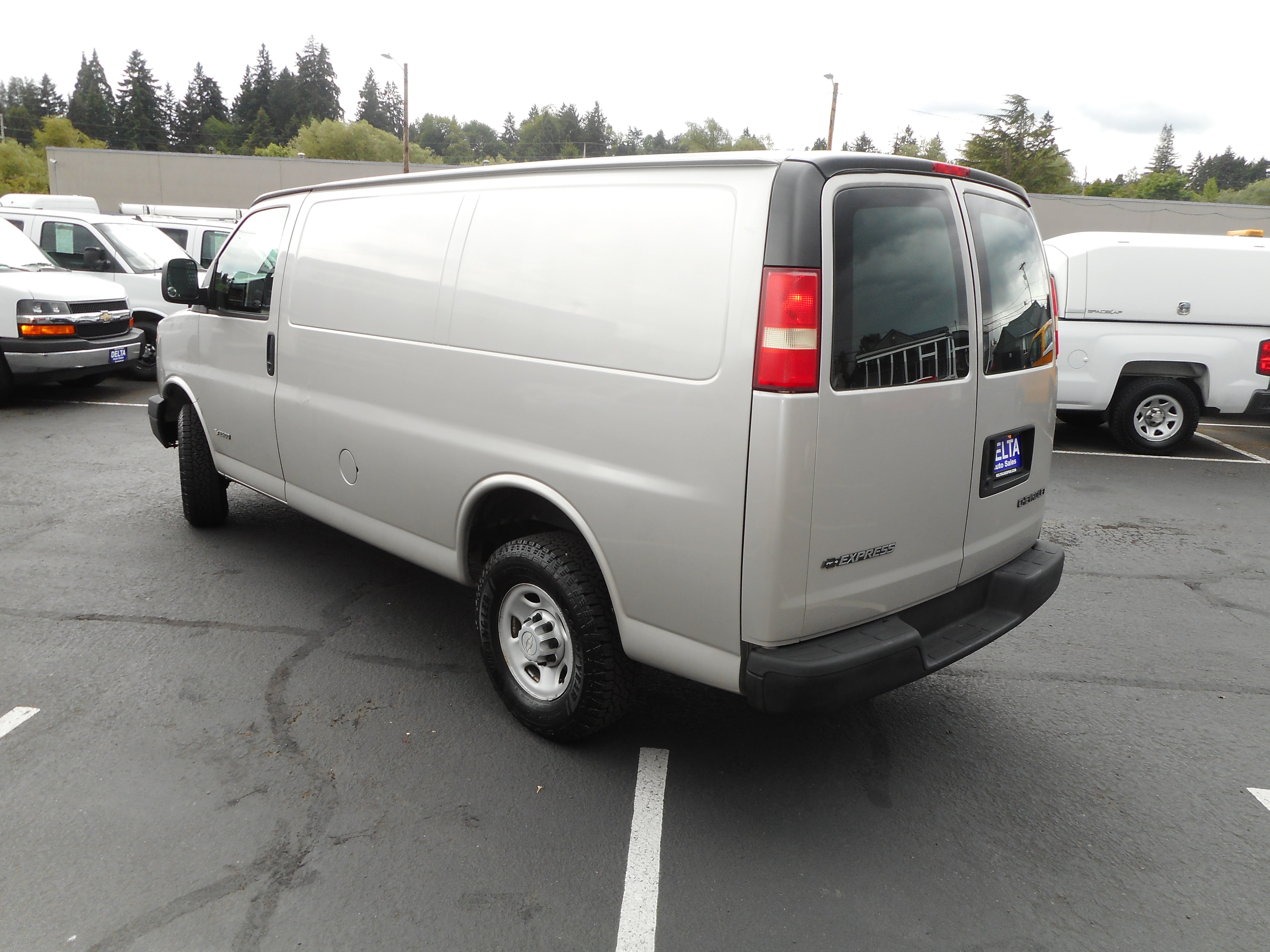 Used 2006 Chevrolet Express 2500 w/ Power and Light Package RWD image 8