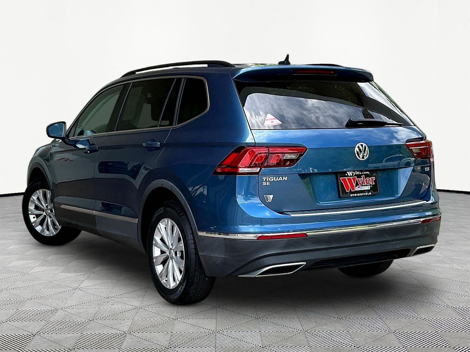 Used 2018 Volkswagen Tiguan SE w/ Panoramic Sunroof Package FWD image 4